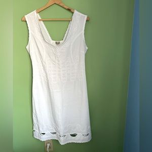 Perfect summer dress, no size in dress but fits like size 8